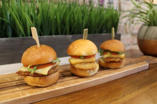Amuse bouche mini burger poulet Eat Easy Catering Ile Maurice