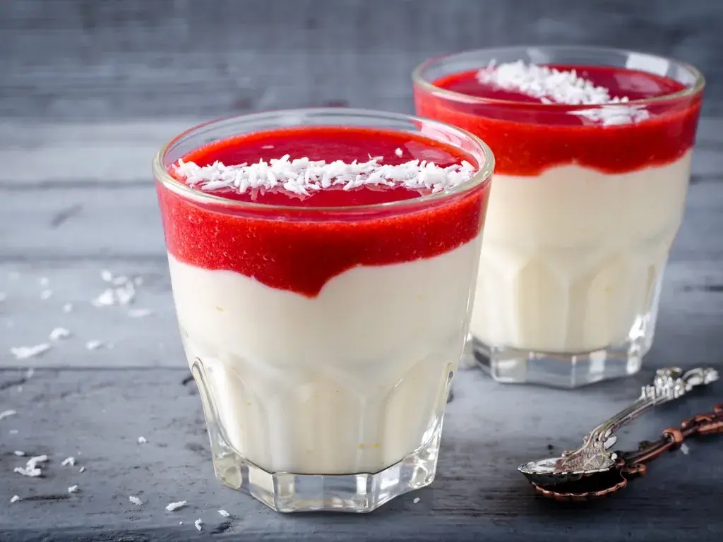 Dessert Verrine de panacotta aux fruits rouges Traiteur Ile Maurice