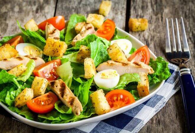 Entrée Salade césar avec croutons et parmesan Eat Easy Catering Ile Maurice
