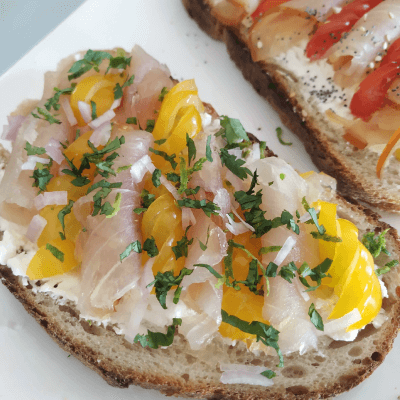 Mise en bouche crostini de marlin fumé et crème aux herbes Catering Ile Maurice