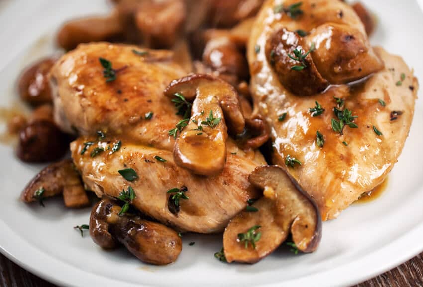Plat suprême de poulet et sa sauce aux champignons Catering Ile Maurice