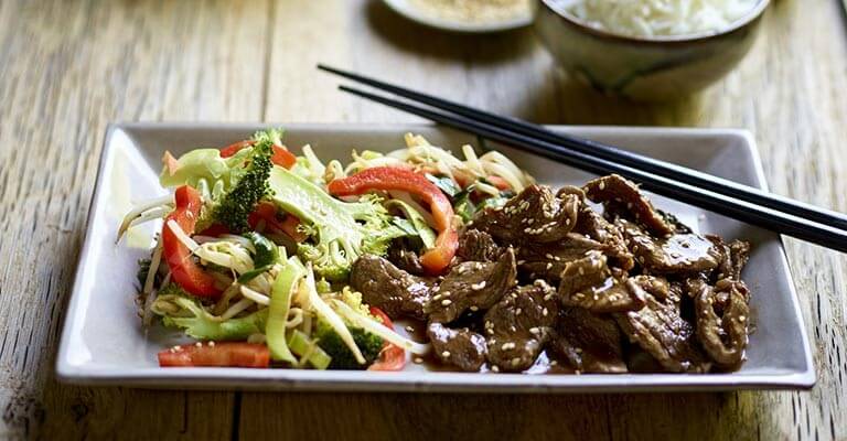 Plat-Agneau-saute-a-la-chinoise-et-sauce-sate-catering-Ile-Maurice