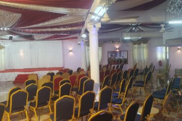 Salle hindou le palace chaises