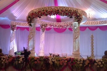 Crimson banquet hall podium interieur