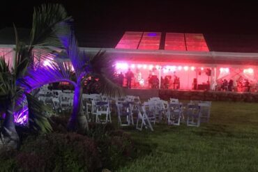 Water's edge banquet hall exterieur